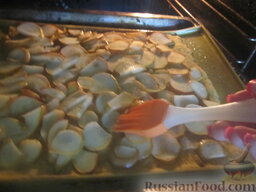 Морковный пирог с грушами: Смазываем груши растительным маслом, чтобы не высохли.