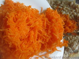 Морковный пирог с грушами: Натираем морковь и вмешиваем ее в тесто руками. Получится оранжевая масса, которой не хватает немного жидкости.