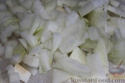 Горбуша под сметанно-грибным соусом (в фольге): Как приготовить горбушу под сметанно-грибным соусом, запеченную в фольге:    Нарезать лук кусочками.