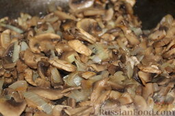 Горбуша под сметанно-грибным соусом (в фольге): Обжарить лук и шампиньоны на сковороде в предварительно разогретом растительном масле.
