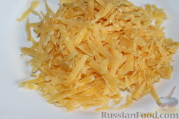 Горбуша под сметанно-грибным соусом (в фольге): Натереть сыр на крупной терке.