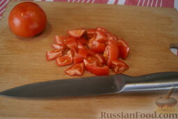 Сырный салат с пекинской капустой и сухариками: Вслед за капустой порубите небольшими кубиками помидоры.