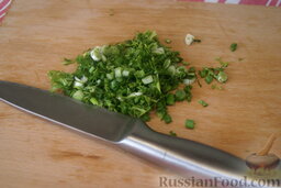 Сырный салат с пекинской капустой и сухариками: Затем мелко нашинкуйте зелень.