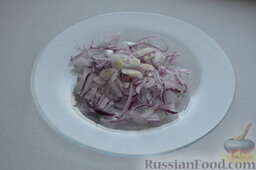 Салат «Белый лебедь» с курицей и картофелем: Очищаю, вымываю и нарезаю синий салатный лук.