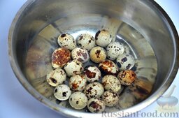 Перепелиные яйца в пряном томатном соусе: Яйца отваривают 10 минут, ведь предполагается достаточно длительное хранение готового блюда.