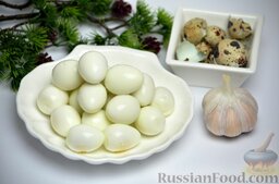 Перепелиные яйца в пряном томатном соусе: Горячие перепелиные яйца кладут в миску с холодной водой, затем снимают скорлупу.