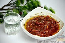 Перепелиные яйца в пряном томатном соусе: Соус соединяют с подсолнечным маслом. Если томатная паста была пресная, можно увеличить количество соли.