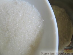 Заварной пирог «Бразильский» с персиками: Добавляем сахарный песок.