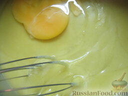 Заварной пирог «Бразильский» с персиками: Начинаем добавлять яйца. Сначала одно, а потом и другое.