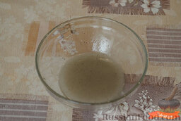 Баклажанная икра (в духовке): Смешать в миске растительное масло, соль, черный молотый перец и сок лимона.
