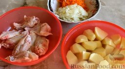 Суп с куриными крылышками и картофельными галушками: Подготовить ингредиенты для куриного супа с галушками. Лук, картофель, морковь почистить и помыть. Лук мелко нарезать, картофель нарезать осьмушками, морковь натереть на терке.