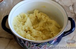Суп с куриными крылышками и картофельными галушками: Картофель отварить в подсоленной воде, слить воду, размять толкушкой.