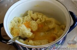 Суп с куриными крылышками и картофельными галушками: Взбить яйцо и добавить к картофелю.