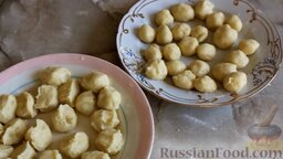 Суп с куриными крылышками и картофельными галушками: Смочив руки водой, из картофельной массы сформировать шарики.