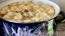 Суп с куриными крылышками и картофельными галушками: В кипящий суп опустить картофельные шарики. Варить до тех пор, пока все галушки не всплывут. Посолить и поперчить по вкусу.