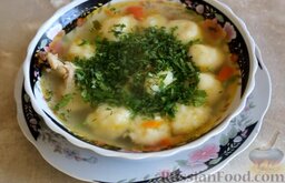 Суп с куриными крылышками и картофельными галушками: При подаче куриный суп с галушками посыпать зеленью.