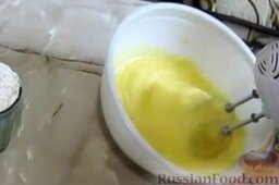 Кекс с шелковицей: Как приготовить кекс с ягодами шелковицы:    Яйца взбить миксером.