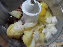 Котлеты из фасоли и картофеля: Как приготовить котлеты из фасоли и картофеля:    В чопере (блендере с широкими ножами) смешайте очищенный картофель, фасоль, яйца, рубленый лук, соль и перчик.