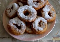 Жареные пончики на кефире: Готовые жареные пончики посыпать сахарной пудрой.  Готовьте с удовольствием!