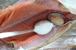 Горбуша с прованскими травами (в фольге): Внутри тушку рыбы смазываем солью и гранулированной чесночной специей.