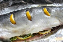 Горбуша с прованскими травами (в фольге): На одном боку рыбы делаем глубокие надрезы ножом, закладываем в них лимонные дольки.
