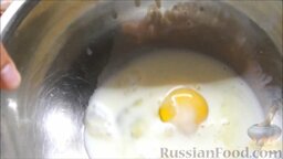 Курица, фаршированная блинами: Затем отдельно в миске смешать 1 яйцо со 100 мл молока. Размешать венчиком.