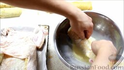 Курица, фаршированная блинами: Готовые фаршированные блинчики обмакнуть в яйце с молоком.