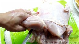 Курица, фаршированная блинами: Аккуратно отделить шкуру курицы от мяса, стараясь оставить ее максимально целой. Шкура понадобится нам для фаршировки.
