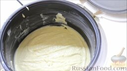 Творожная запеканка с манкой (в мультиварке): Залить творожное тесто и выпекать в мультиварке, установив режим 