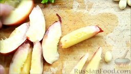 Летний салат с ежевикой и нектарином: Персик нарезаем дольками.