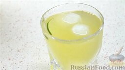 Домашний лимонад: Легкий освежающий напиток подавать со льдом и дольками лайма.