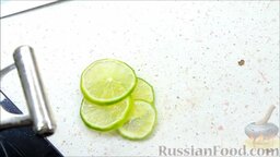 Домашний лимонад: Лайм нарезать кружочками (понадобится 4 кусочка лайма).