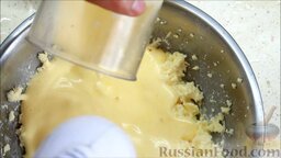Маффины с арахисом: Добавить взбитые яйца в сливочную массу.