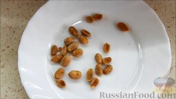 Маффины с арахисом: Арахис подсушить в разогретой до 150 градусов духовке. Этот процесс займет примерно 30 минут.
