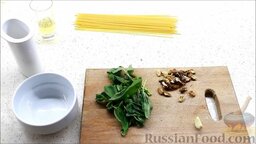 Паста с соусом песто: Подготовить ингредиенты для пасты с соусом песто. Орехи заранее подсушить в духовке.