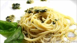 Паста с соусом песто: Украсить спагетти соусом песто и базиликом.  Паста с соусом песто готова.  Всем приятного аппетита!