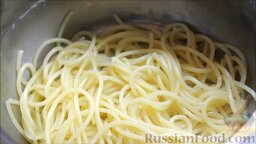 Паста с соусом песто: Отварить спагетти до состояния аль денте - чуть-чуть недоваривая.