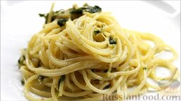 Паста с соусом песто: С помощью щипцов переместить спагетти на тарелку.