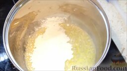 Цветная капуста под соусом бешамель: После того как масло растопится, добавить просеянную муку.