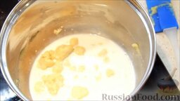 Цветная капуста под соусом бешамель: После обжарки комочков, добавить 100 мл молока.