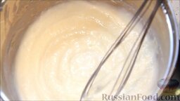 Цветная капуста под соусом бешамель: Постепенно добавить еще 100 мл молока и венчиком перемешивать соус по часовой стрелке.