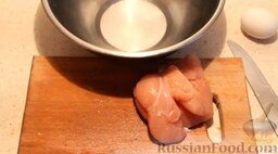Куриное филе в кляре: Подготовить ингредиенты для приготовления куриного филе в кляре.
