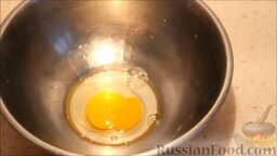Куриное филе в кляре: Как вкусно приготовить куриное филе в кляре:    Первым делом нужно приготовить кляр. В глубокую миску вбить яйцо.