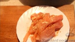 Куриное филе в кляре: Посолить, добавить красный перец и сухой чеснок. Перемешать, чтобы специи равномерно распределились.