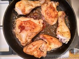Жареная курица под овощным соусом: Разогрейте сковороду, влейте в нее подсолнечное масло. поочередно выкладывайте куриные части. Обжаривайте с двух сторон до готовности курицы, около 25-30 минут.
