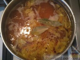 Суп с плавленым сыром и курицей: Как только зажарка будет готова, добавьте ее к бульону с картофелем. Всыпьте любые макароны.