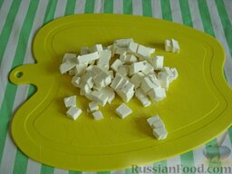 Арбуз по-средиземноморски: Мягкий сыр нарезать мелким кубиком.