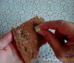 Арбуз по-средиземноморски: Горбушку черного хлеба посыпать оставшейся солью и натереть чесноком.