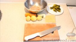 Рассольник с пшеном и фрикадельками: Подготовить ингредиенты для рассольника с фрикадельками. Картофель, морковь и лук почистить, помыть холодной водой.