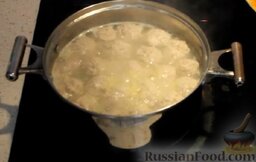 Рассольник с пшеном и фрикадельками: Отправить фрикадельки в кипящий суп и варить еще 10 минут.